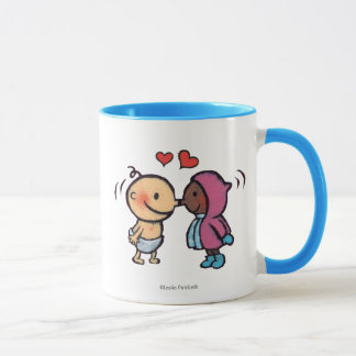 Freundliche Eskimonase küsst Kinder Tasse