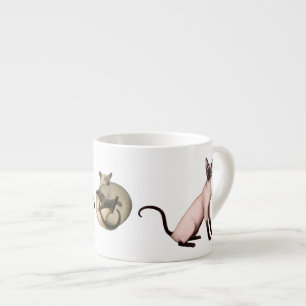 Freundliche junge siamesische Katzenespresso-Tasse Espressotasse