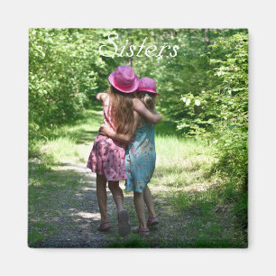 Freundschaft der Schwestern im rustikalen Frühling Magnet