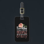 Freundschaftsangebot Cool Crazy Best Friends Zitat Gepäckanhänger<br><div class="desc">Freundschaft ist es, Leute zu finden, die deine Art verrückt sind. Ein lustiges und humorvolles Design für Ihre besten Freunde, die nie Fragen gefragt haben, wenn es darum geht, etwas Dummes zu tun. Diese coole Typografie-Ware ist großartig für den Freundschaftstag. Ideal, um Freundschaftsziele mit Ihren verrückten besten Freunden, Schulbande und...</div>