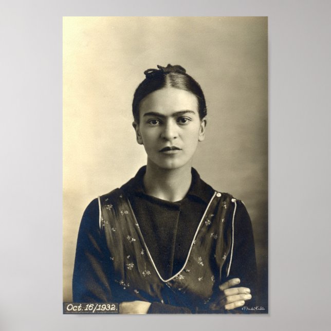 Frida Kahlo Arms Crossed Poster (Vorne)