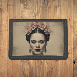 Frida Kahlo - Surreal Retro Artistic Trifold Geldbörse<br><div class="desc">Entspannen Sie mit dem Frida Kahlo Trifold Wallet - eine Mischung aus Vintagem Charme und moderner Kunst. Es ist ein einzigartiges Accessoire für kühnen,  künstlerischen Soul und bietet eine surreale Doppelbelichtungskunst auf gerissenem Papier. Bleibe organisiert mit einem Statement-Stück,  das Individualität feiert.</div>