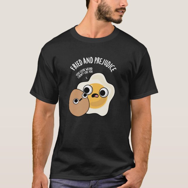 Fried and Prejudice Funny Egg Pun Dark BG T-Shirt (Vorderseite)