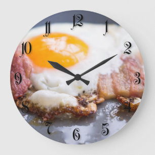 Fried eggs with bacon große wanduhr