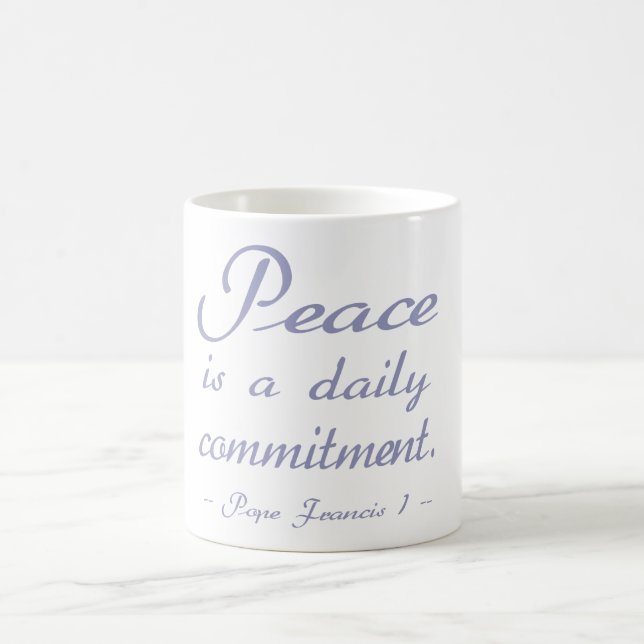 Frieden ist ein tägliches Verpflichtungsangebot Kaffeetasse (Mittel)