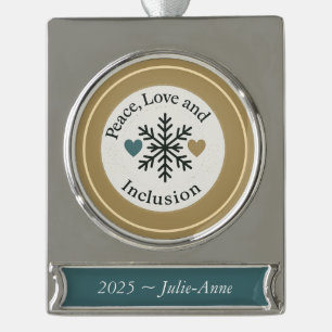 Frieden, Liebe und Inklusion Personalisiertes We Banner-Ornament Silber