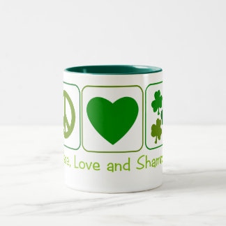 Frieden, Liebe und Kleeblätter Zweifarbige Tasse