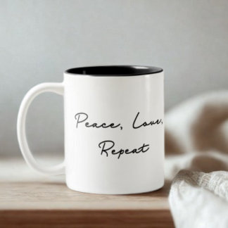 Frieden, Liebe, wiederholtes Zitat Zweifarbige Tasse