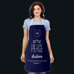 FRIEDEN | Shalom Hebrew | ש ל ו ם | Schrift Schürze<br><div class="desc">Einfache, elegante Schürze mit dem Wort PEACE auf Hebräisch, plus Platzhalter-Schrift Vers. Der gesamte Text ist KUNDENBAR, sodass Sie ihn personalisieren können, indem Sie z.B. die Schrift durch Ihren Namen oder Ihre Lieblingsnachricht ersetzen. Oben befindet sich ein KUNDENBEWEGLICHES MONOGRAMM, das Sie durch Ihr eigenes ersetzen können. Ideal für Hanukkah, Weihnachten,...</div>