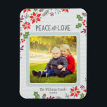 Frieden und Liebe | FOTO Magnet<br><div class="desc">Der moderne Ferienmagnet im Waldlandstil zeichnet sich durch "Foto & Liebe" mit maßgeschneiderten Texten und Illustrationen zu Weihnachtsfeiern,  Beeren,  Poinsettien,  Kiefernästen und Eichen aus,  die das quadratische Foto umrahmen. Der Hintergrund hat einen subtilen hellgrauen Strick strukturiert Aussehen. Das Design umfasst die Farben Rot,  Bordeaux,  Grün,  Eisblau und Grau.</div>