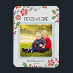 Frieden und Liebe | FOTO Magnet<br><div class="desc">Der moderne Ferienmagnet im Waldlandstil zeichnet sich durch "Foto & Liebe" mit maßgeschneiderten Texten und Illustrationen zu Weihnachtsfeiern, Beeren, Poinsettien, Kiefernästen und Eichen aus, die das quadratische Foto umrahmen. Der Hintergrund hat einen subtilen hellgrauen Strick strukturiert Aussehen. Das Design umfasst die Farben Rot, Bordeaux, Grün, Eisblau und Grau.</div>