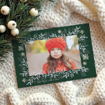 Frieden und Liebe Weiße Berries Schneeflocken Feiertagskarte<br><div class="desc">Senden Sie Ihre Liebe in dieser Urlaubssaison mit unserer Fotokarte für Festtage. Das Design zeichnet sich durch die handgezeichnet festliche, weiße Cranberry, die Wintergrüne und das Design des Fotos aus. Passen Sie sich mit Ihrem eigenen Foto, Feriengruß und Jahr an. Auf der Rückseite finden Sie eine elegante Goldschneeflocke und eine...</div>