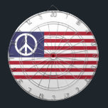Friedensflagge der Vereinten Staaten Dartscheibe<br><div class="desc">Dieses Design zeigt eine Variante der Nationalflagge der USA mit einem weißen Friedenszeichen im blauen, oben links Kanton. Sie kann als ein Emblem des Anti-Kriegsaktivismus angesehen werden, das die Hoffnung auf eine bessere Welt symbolisiert.</div>