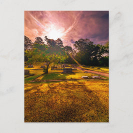 Friedhof mit Lichtstrahlen der goldenen Stunde Postkarte