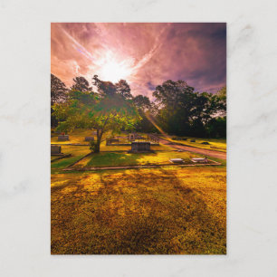 Friedhof mit Lichtstrahlen der goldenen Stunde Postkarte