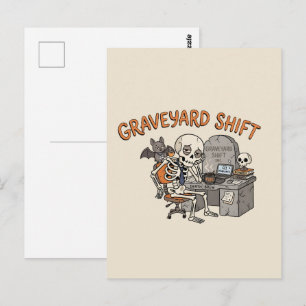 Friedhofsschicht Büro-Skelett Lustiger Halloween-A Postkarte