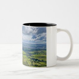 Friedliche Aussicht von Pendle Hill... Zweifarbige Tasse