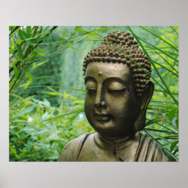 Friedliche Buddha-Statue in einem grünen grünen Wa Poster