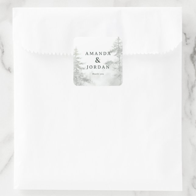 Friedliche graue neblige Waldszene Quadratischer Aufkleber (Tasche)