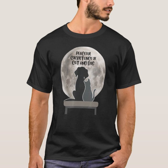 friedliche Koexistenz von Katzen- und Hundepuschka T-Shirt (Vorderseite)