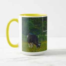 Friedliche Kühe Weiden in Wildblume Bibel Verse Tasse