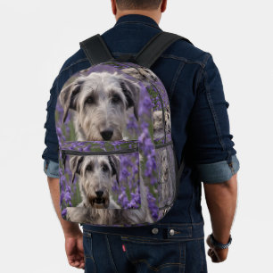 Friedliche Majestät: Wolfshund auf violettem Iris- Bedruckter Rucksack