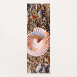 FRIEDLICHE MUSCHEL AUF PEBBLE STRANDNATURBILD YOGAMATTE