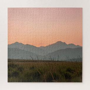 Friedliche rosa Sonnenuntergangsberge wilde Grasla