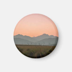 Friedliche rosa Sonnenuntergangsberge wilde Grasla Magnet