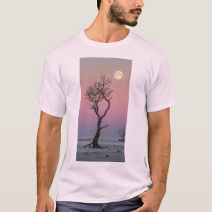 Friedlicher einsamer Baum Silhouette bei Sonnenunt T-Shirt