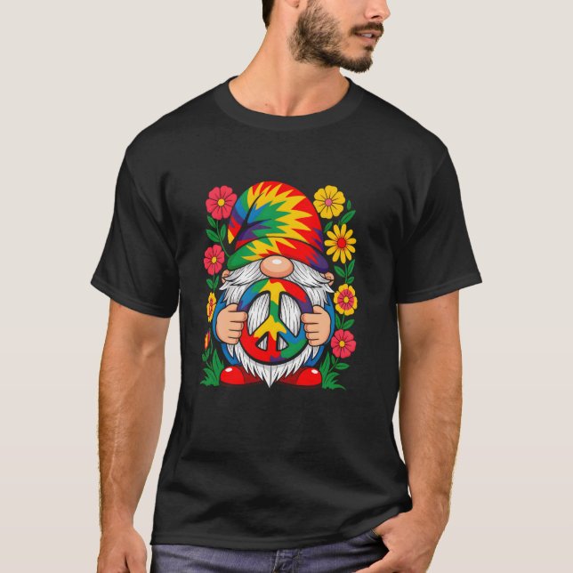 Friedlicher Gnom mit Regenbogenhut und Blumen T-Shirt (Vorderseite)