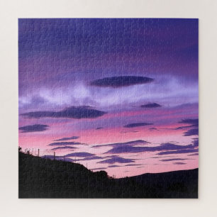 Friedlicher lila Sonnenuntergangsglanz Himmel Wolk