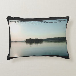 Friedlicher See und entfernte Bäume mit Schrift Dekokissen