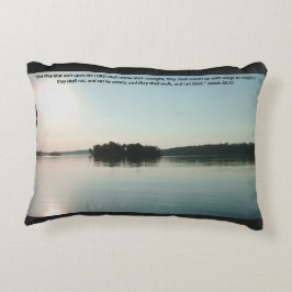 Friedlicher See und entfernte Bäume mit Schrift Dekokissen