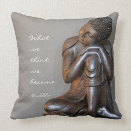 Friedlicher silberner Buddha mit Wörtern von Kissen