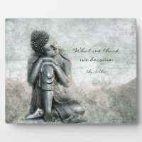 Friedlicher Silver Buddha mit Zitat zur Weisheit