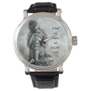 Friedlicher stillstehender silberner Buddha mit Armbanduhr