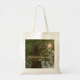 Friedlicher Wald mit goldenem Licht Naturfoto Tragetasche