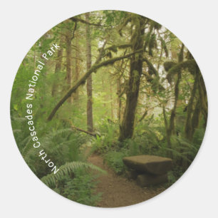 Friedlicher Waldweg in Washington Runder Aufkleber
