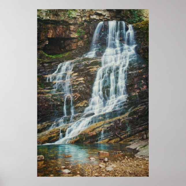 Friedlicher Wasserfall in der Natur Poster (Vorne)