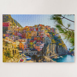 Friedliches italienisches Dorf am Meer