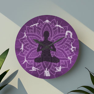 Friedliches Lila Mandala mit Yoga-Posen Große Wanduhr