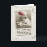Friend Birthday - Vintages Mädchen in Bonnet Karte<br><div class="desc">Sweet Vintage inspirierte Geburtstagskarte mit einem Foto eines kleinen Mädchens in einer Motorhaube mit rosa Band und einem subtilen Damastashintergrund. An der Kartenvorderseite steht: "Nie geht ein neuer Tag vorbei, nie endet ein altes Jahr, ohne dass ich hier über alte Tage, gute Zeiten, alte Freunde nachdenke!" Ändern Sie den inneren...</div>