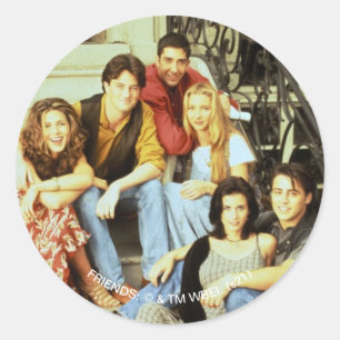 FRIENDS™ Cast sitzt auf der Treppe Runder Aufkleber