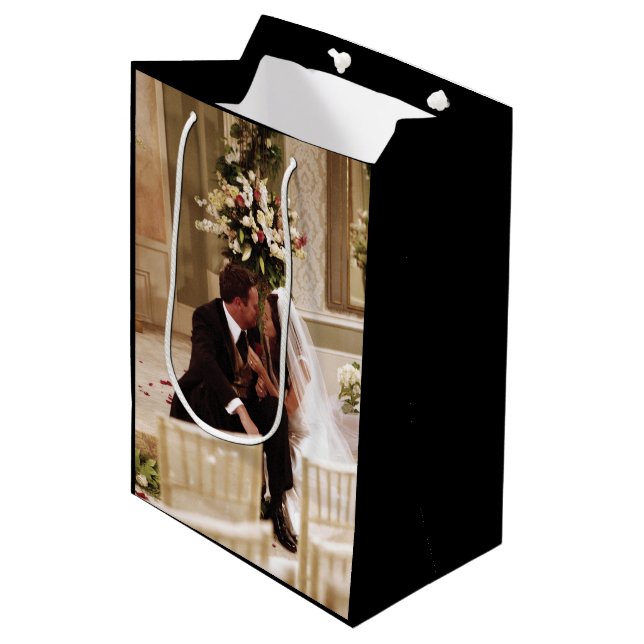 FRIENDS™ | Chandler & Monica Verheiratet Mittlere Geschenktüte (Vorderseite Schrägansicht)