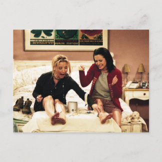 FRIENDS™ | Phoebe & Monica beim Wachsen der Beine Einladungspostkarte