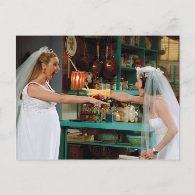 FRIENDS™ | Phoebe und Monica in Hochzeitskleider Einladungspostkarte (Vorderseite)