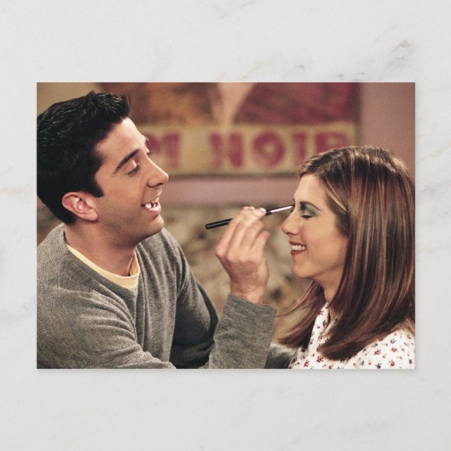 FRIENDS™ | Ross macht Rachel's Makeup Einladungspostkarte (Vorderseite)