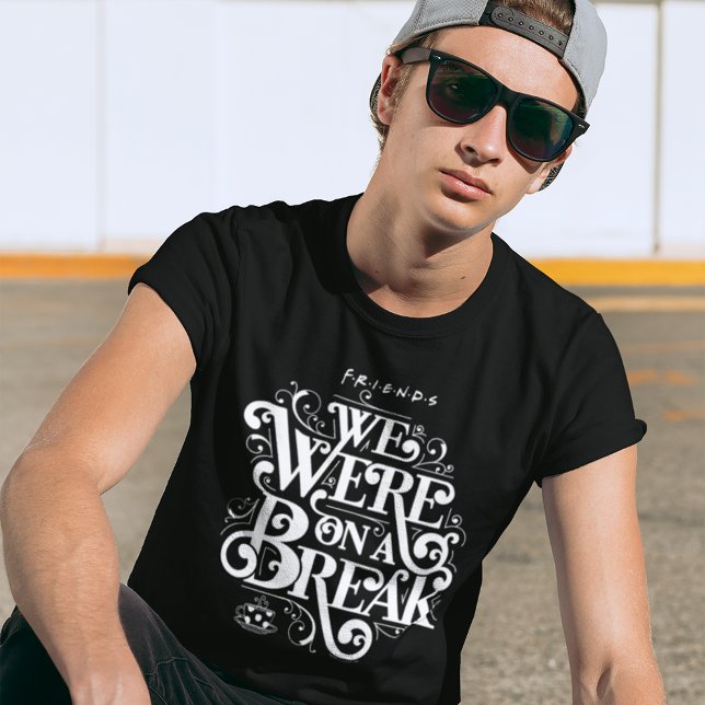 FRIENDS™ | Wir waren in einer Pause T-Shirt (Person wearing t-shirt)
