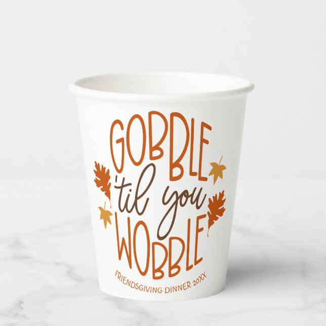 Friendsgiving Dinner Gobble Til You Wobble Pappbecher (Vorderseite)